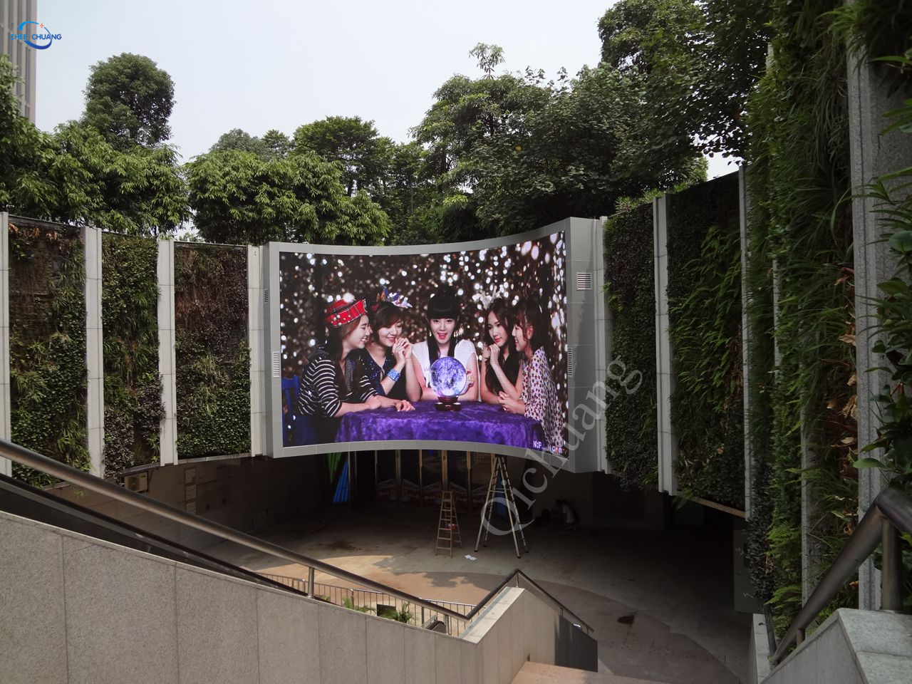 Instala&ccedil;&atilde;o de display LED curvo perfeito